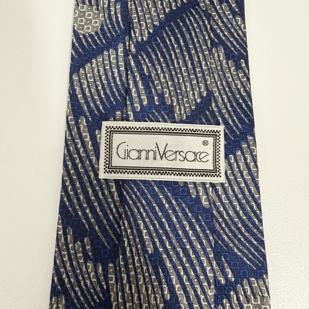 Gianni Versace Men's Vtg Tie Blue & Silver Geometric Silk 3.5" (W) x 54" (L) euc